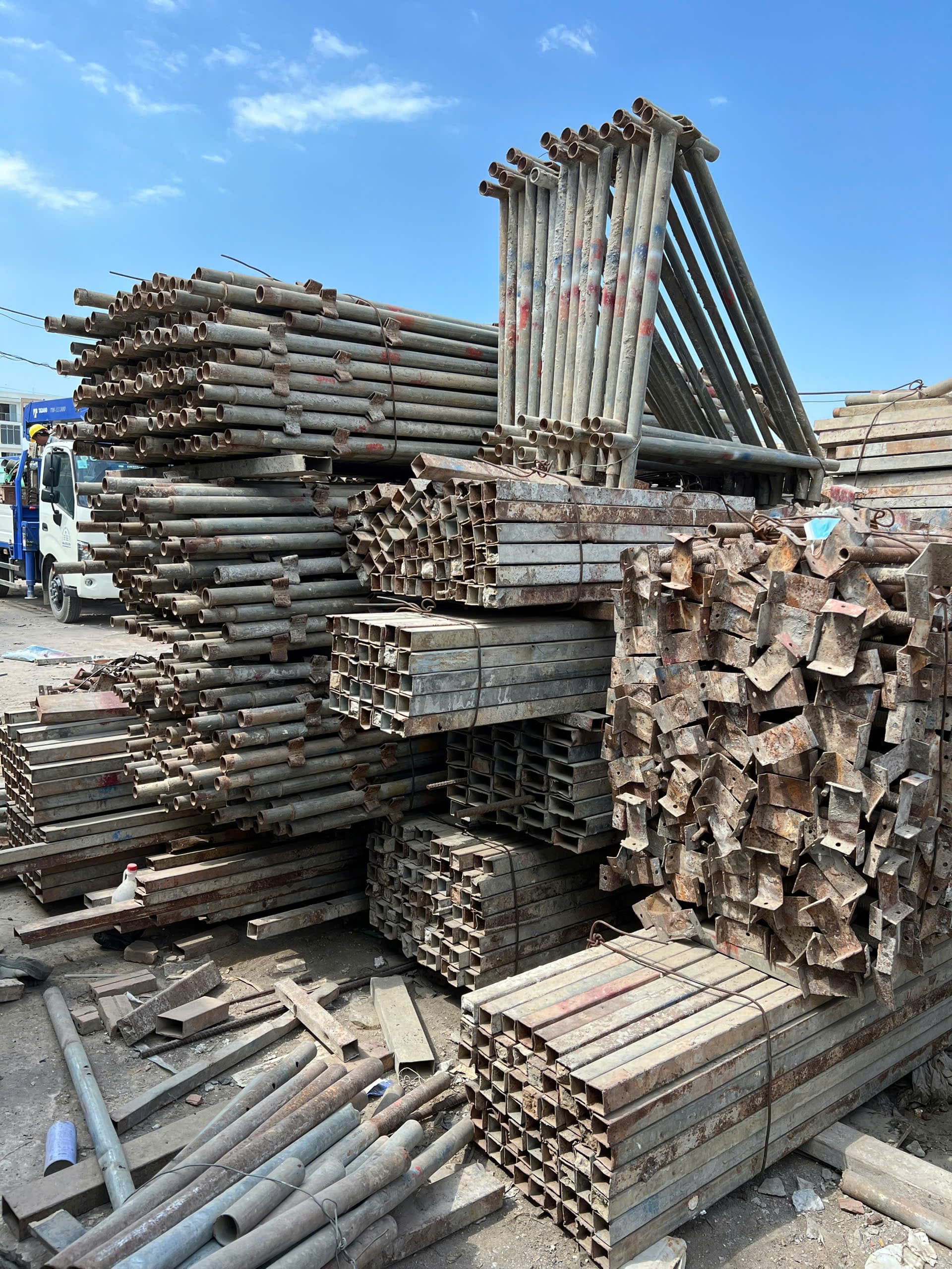 Giàn giáo và sắt thép công trình được Minh Phát thu mua